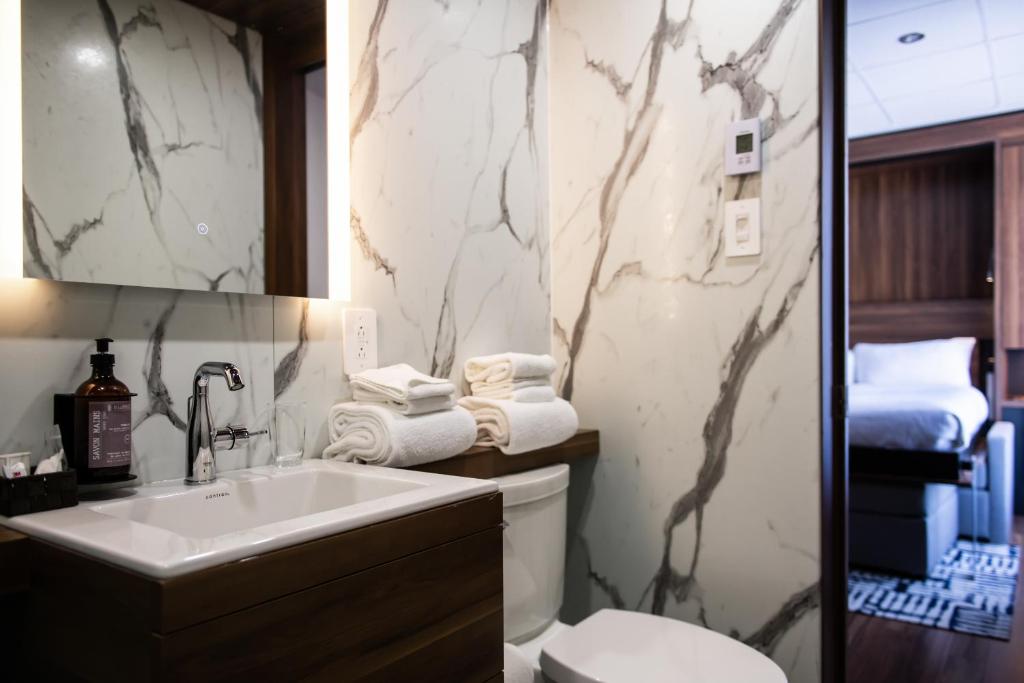 Koupelna v ubytování Hotel Chicoutimi, affilié à Hyvi