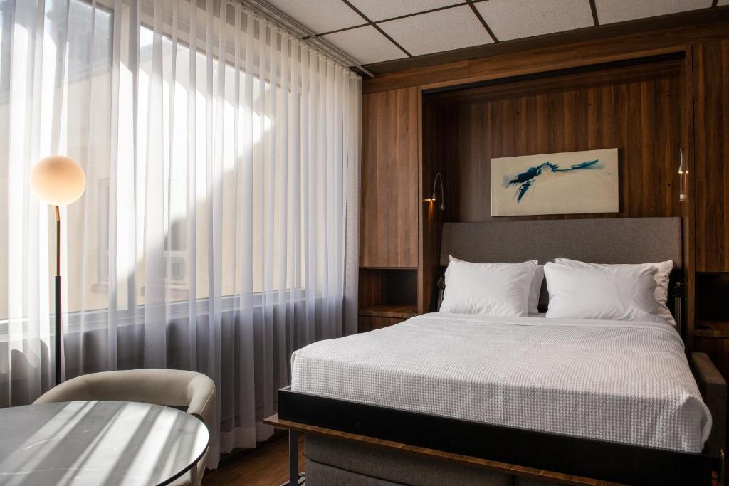 Postel nebo postele na pokoji v ubytování Hotel Chicoutimi, affilié à Hyvi