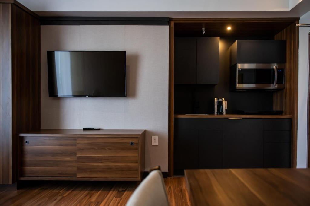 Kuchyň nebo kuchyňský kout v ubytování Hotel Chicoutimi, affilié à Hyvi