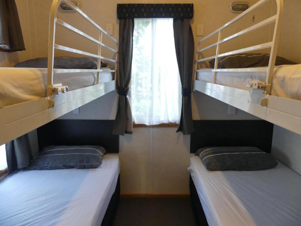 Postel nebo postele na pokoji v ubytování Moama Riverside Holiday Park