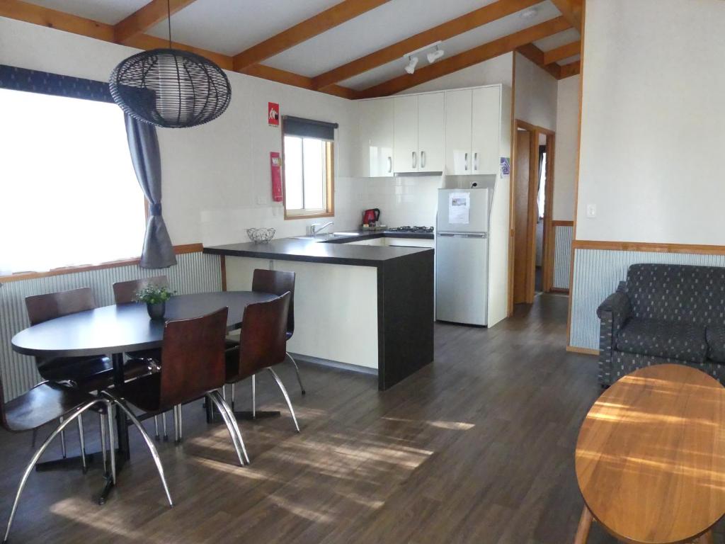 Kuchyň nebo kuchyňský kout v ubytování Moama Riverside Holiday Park