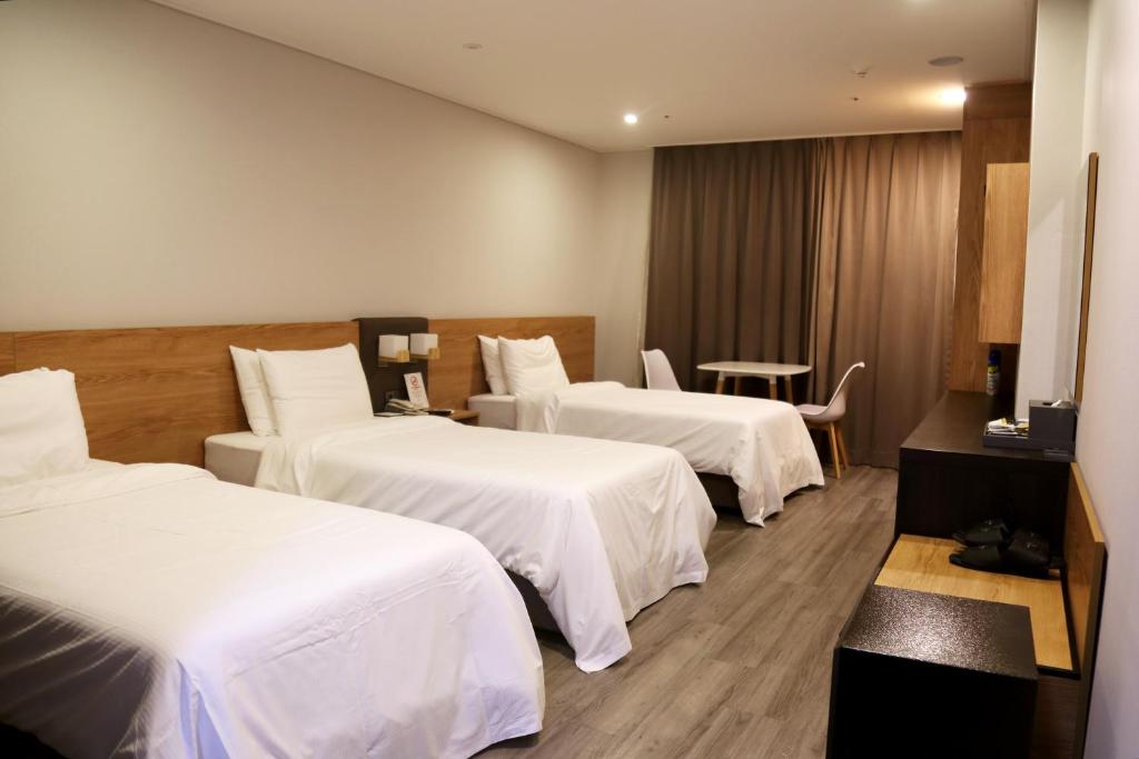 Postel nebo postele na pokoji v ubytování Embledon Hotel
