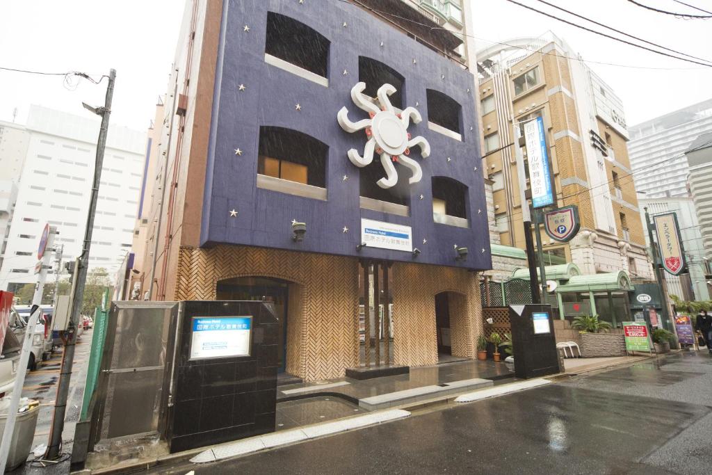 un edificio con un cartel en el costado en International Hotel Kabukicho, en Tokio