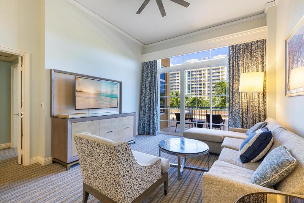 - un salon avec un canapé et une télévision dans l'établissement Breathtaking 2 Bedroom Condo Placed at Ritz Carlton-Key Biscayne, à Miami