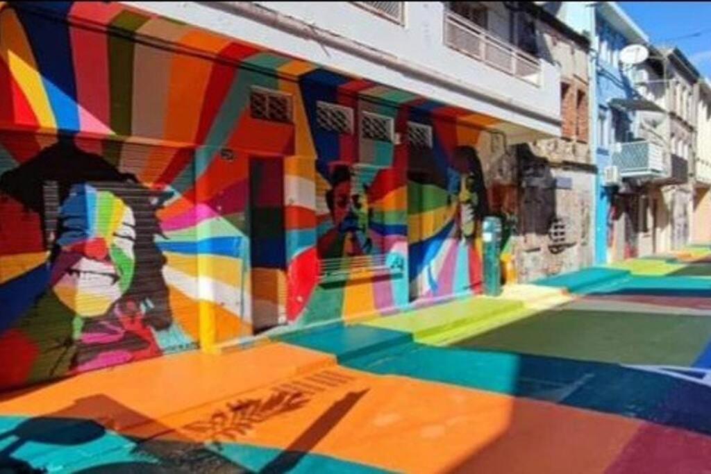 un mural colorido en el lateral de un edificio en Appartement T3 Cœur De Ville Patio, en Fort-de-France