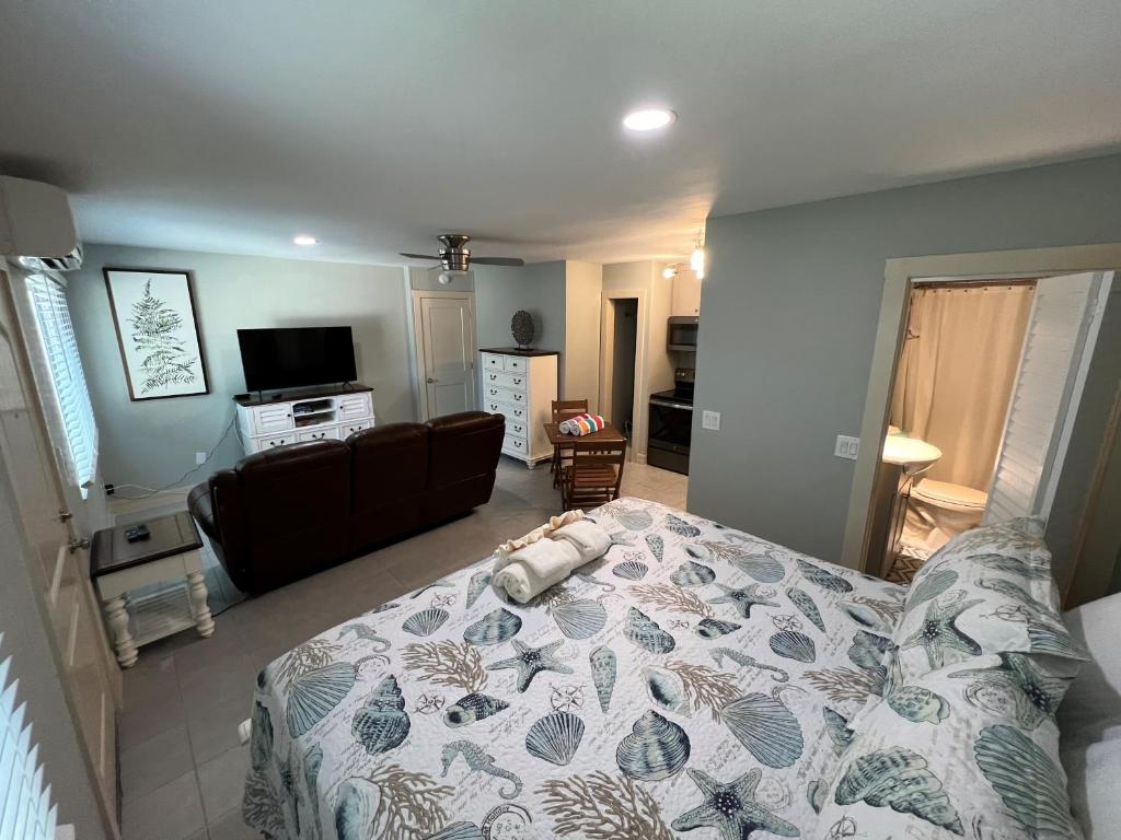 a living room with a bed and a couch at Tarpon Tale Inn in Sanibel