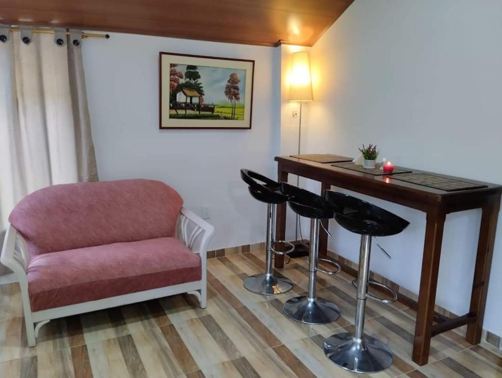 un soggiorno con tavolo e sedia di Cabaña la Rivera a Nemocón