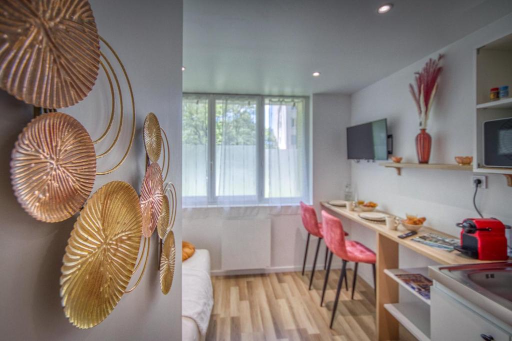 ein Wohnzimmer mit einer Küche mit einem Tisch und einer Küche in der Unterkunft Le Taillefer 4 - L'Oasis in Rhut
