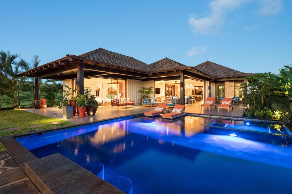 une maison avec une piscine en face de celle-ci dans l'établissement Kukui'ula Luxury Vacation Home 62- Alekona Kauai, à Koloa