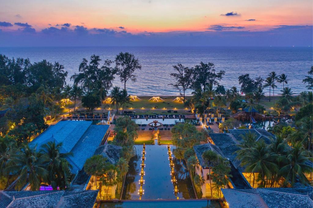 マイカオビーチにあるMarriott's Phuket Beach Clubの夕日時のリゾートの空中ビュー