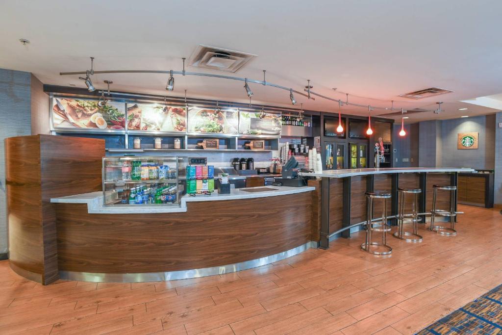 a bar in a restaurant with a counter and stools at Courtyard Cincinnati North at Union Centre in West Chester