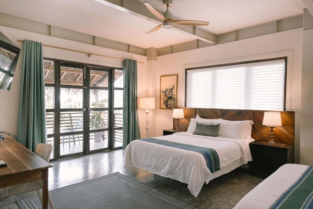 Postel nebo postele na pokoji v ubytování Kaimana Resort Siargao