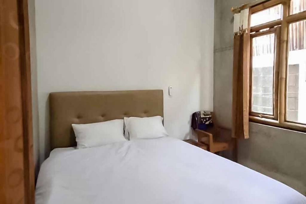 Sukawana Guest House Mitra RedDoorz - Family Room