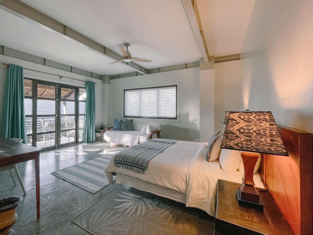 Postel nebo postele na pokoji v ubytování Kaimana Resort Siargao
