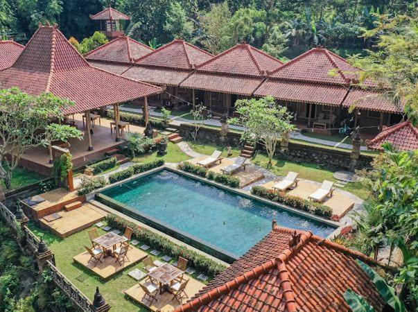 una vista aérea de una casa con piscina en Rumah Dharma 2 Riverside en Borobudur