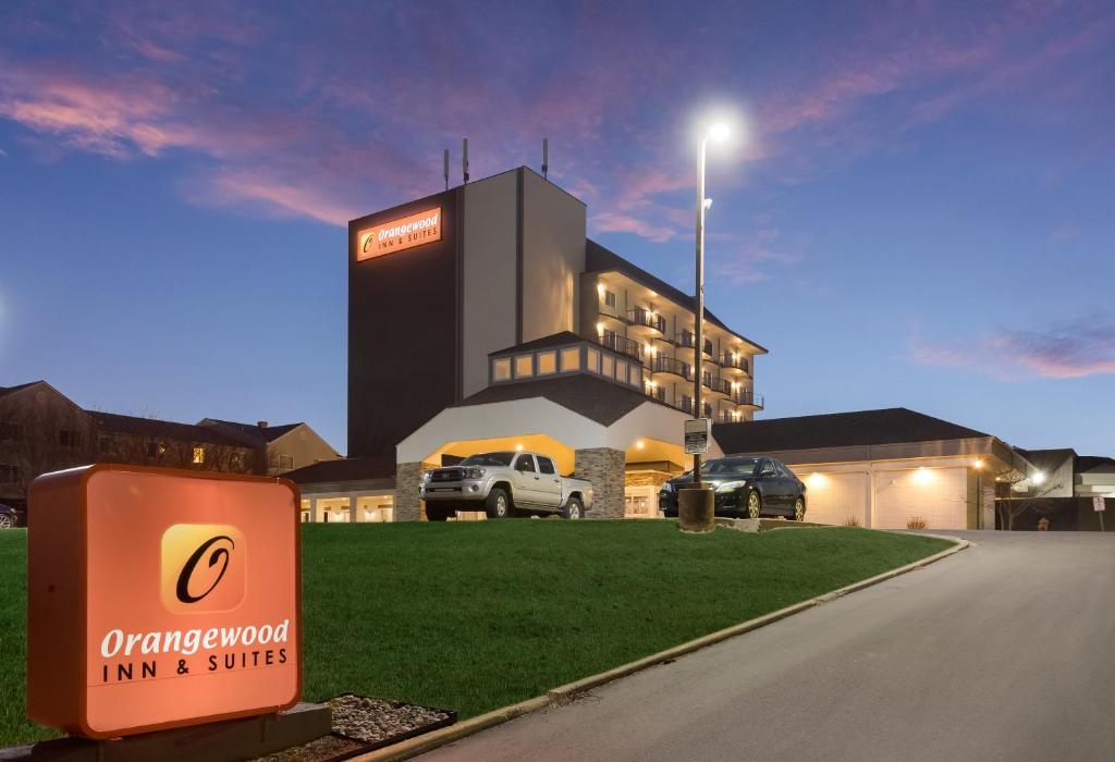 カンザスシティにあるOrangewood Inn & Suites Kansas City Airportの看板が目の前にある建物