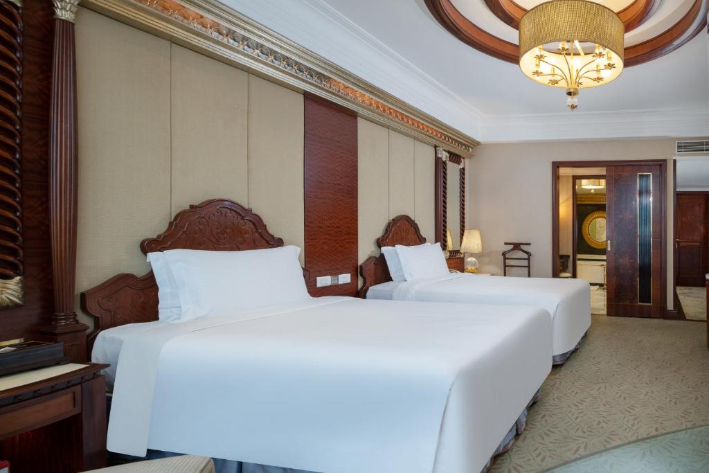 Postel nebo postele na pokoji v ubytování Regal Palace Hotel