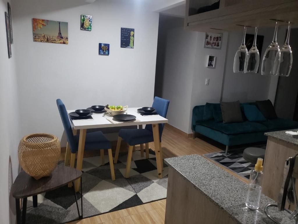 cocina y sala de estar con mesa y sillas en shared -compartido- apartment in a quiet, secure and lovely apartment, en Sabaneta