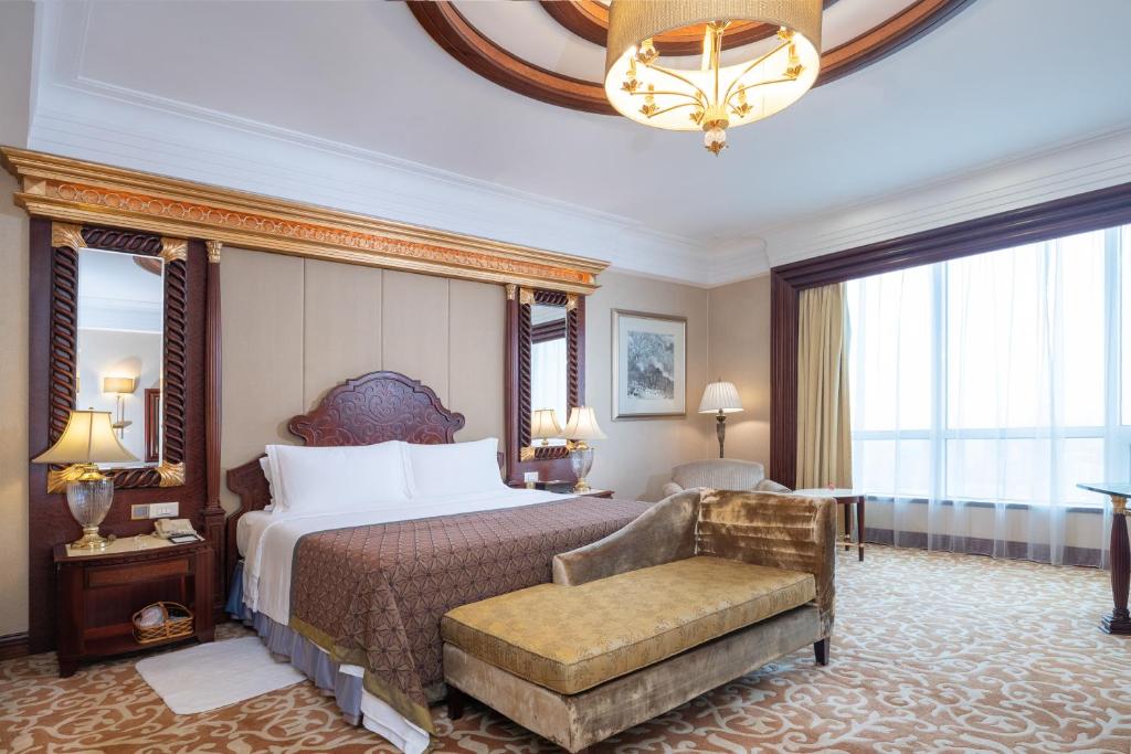 Postel nebo postele na pokoji v ubytování Regal Palace Hotel