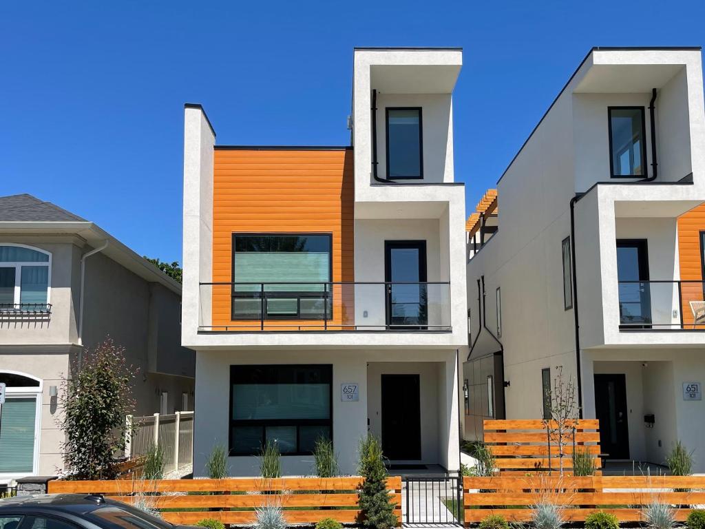 um edifício de apartamentos com telhado laranja em *NEW* HAVN HOUSE MODERN RETREAT - STEPS FROM BEACH em Penticton