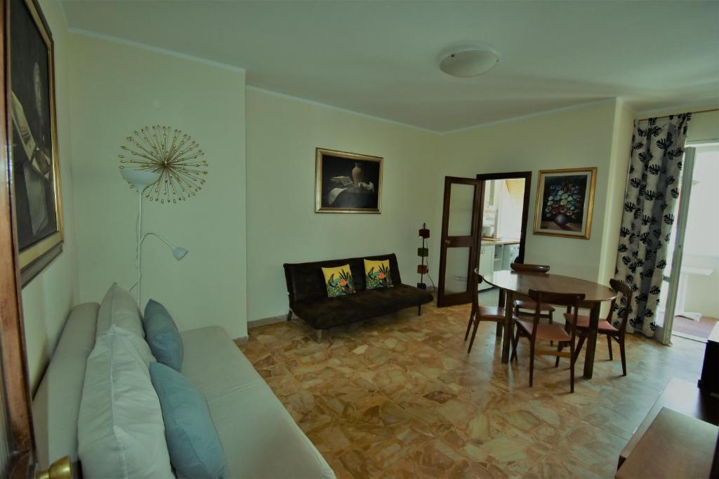 - un salon avec un canapé et une table dans l'établissement Casa di Marta 50 meters from the sea, à Camaiore