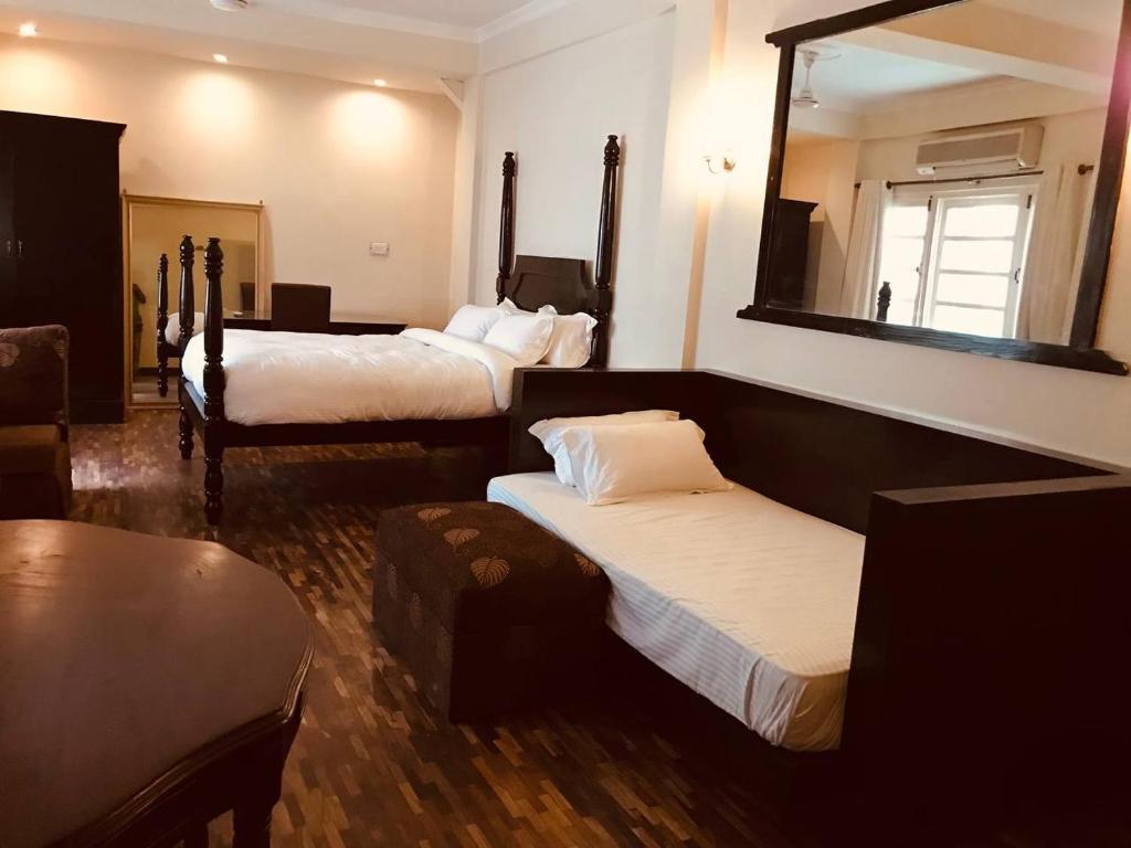 Postel nebo postele na pokoji v ubytování Courtyard Pujan Hotel