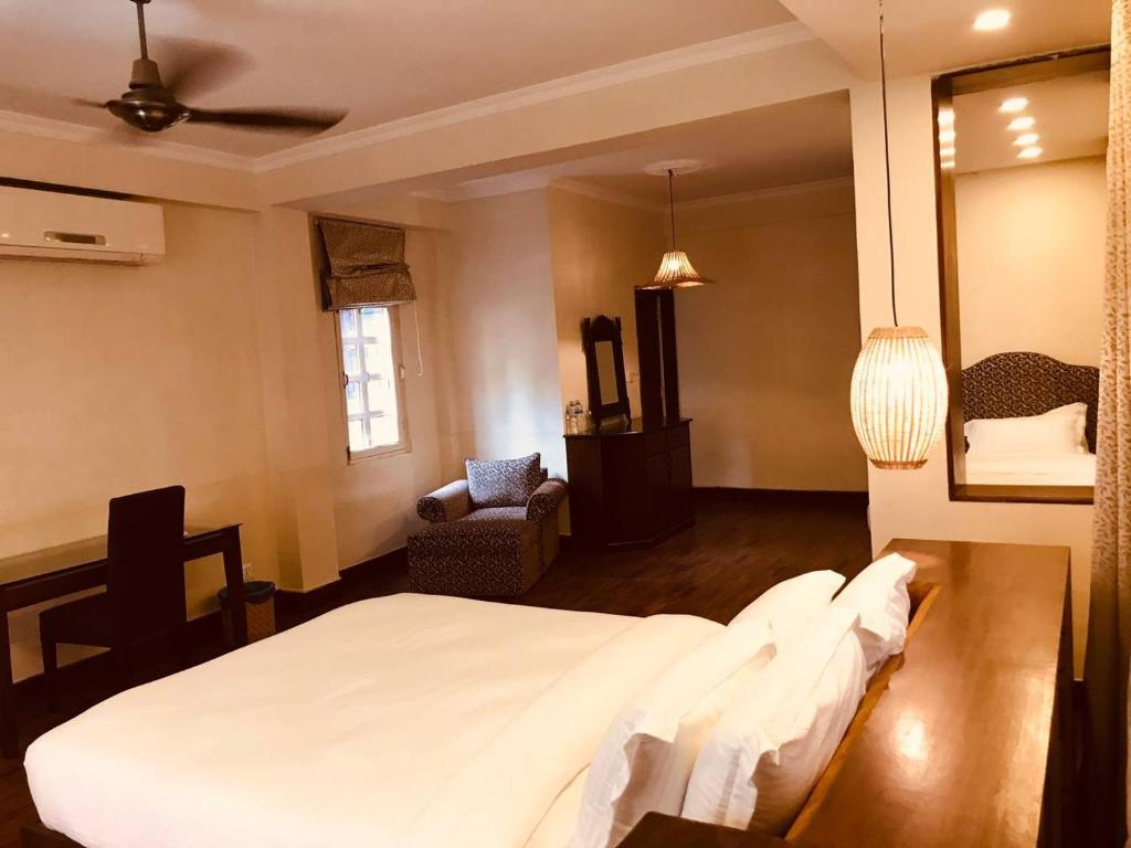 Postel nebo postele na pokoji v ubytování Courtyard Pujan Hotel