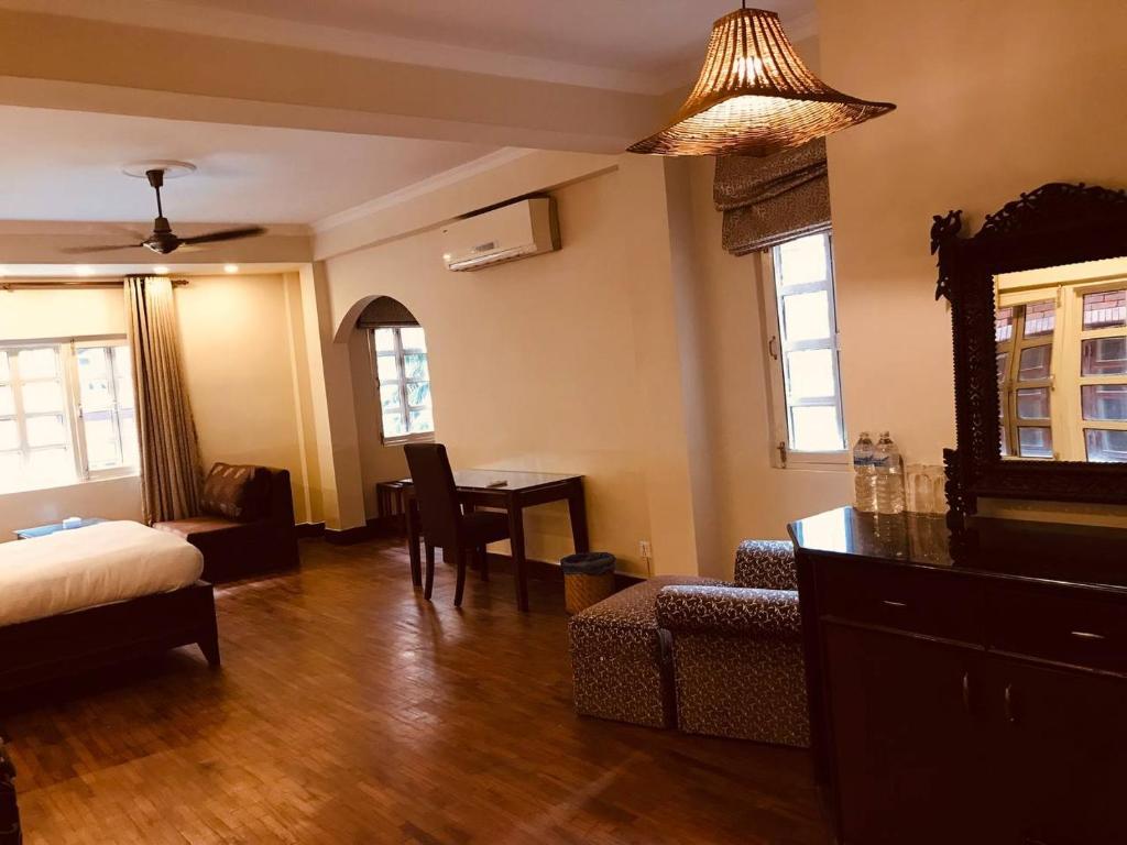 Postel nebo postele na pokoji v ubytování Courtyard Pujan Hotel