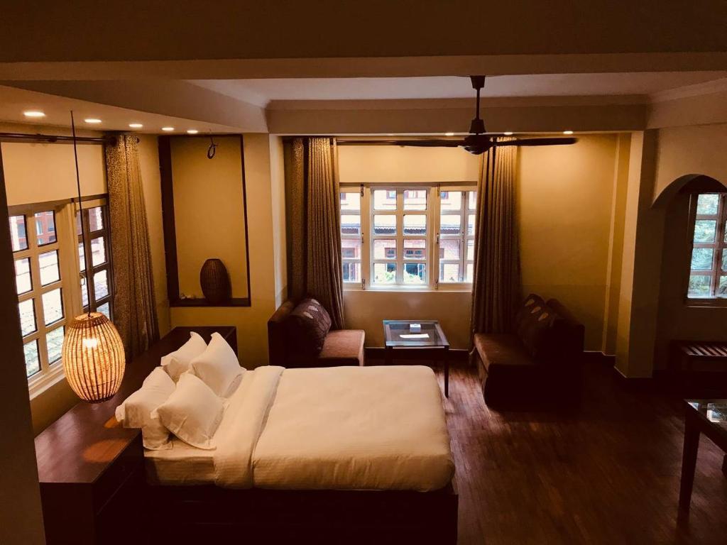 Postel nebo postele na pokoji v ubytování Courtyard Pujan Hotel