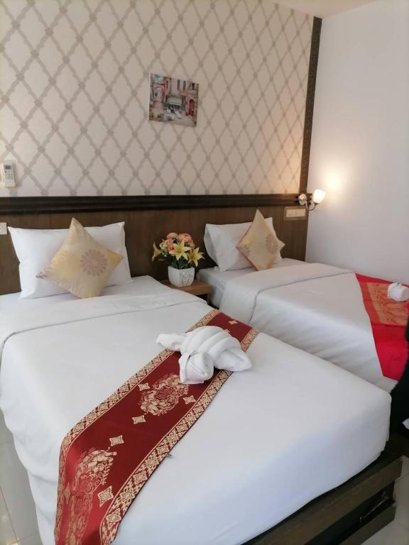 Postel nebo postele na pokoji v ubytování NJ PATONG HOTEL