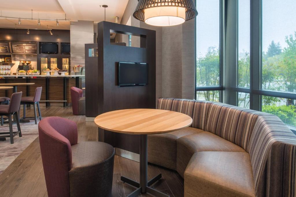 Posezení v ubytování Courtyard by Marriott Seattle Federal Way
