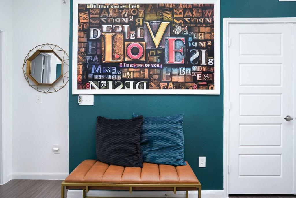 un banc avec deux oreillers et un tableau mural dans l'établissement Zenful Affirmations Stay-cozy Wfhmins-medical Ctr, à San Antonio