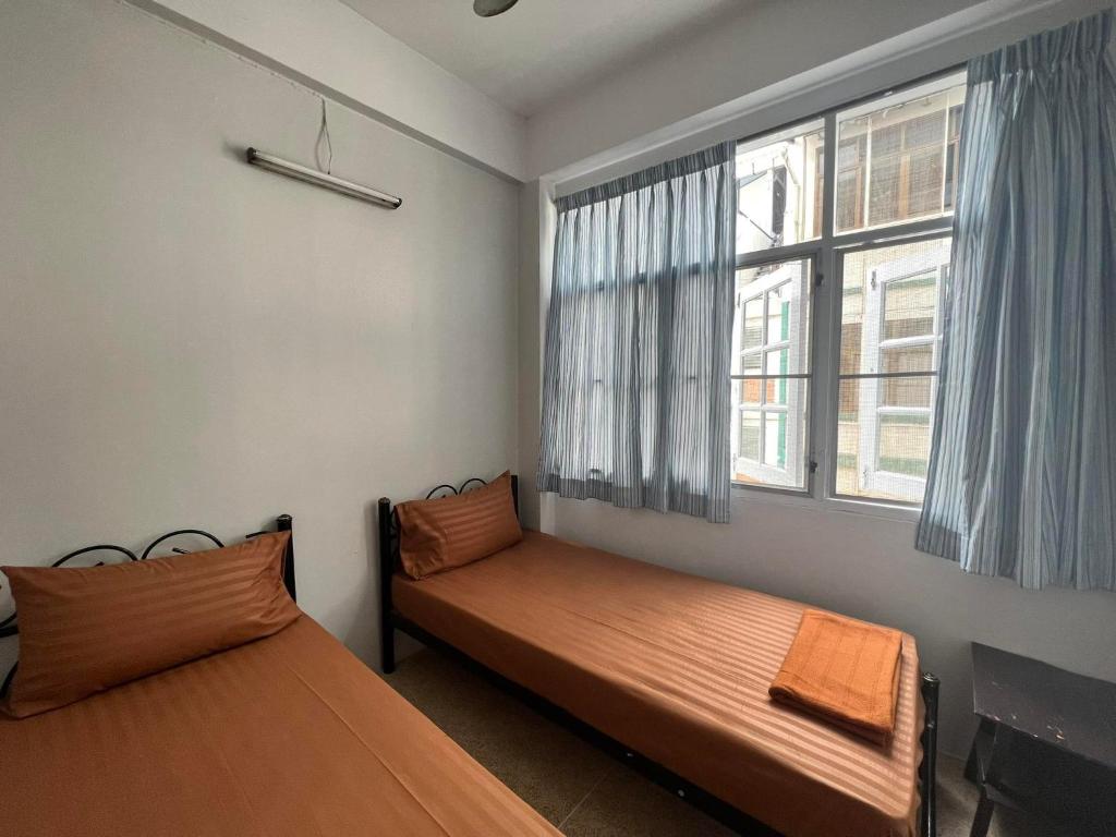 Merry V Guesthouse - Twin Room With Shared Bathroom