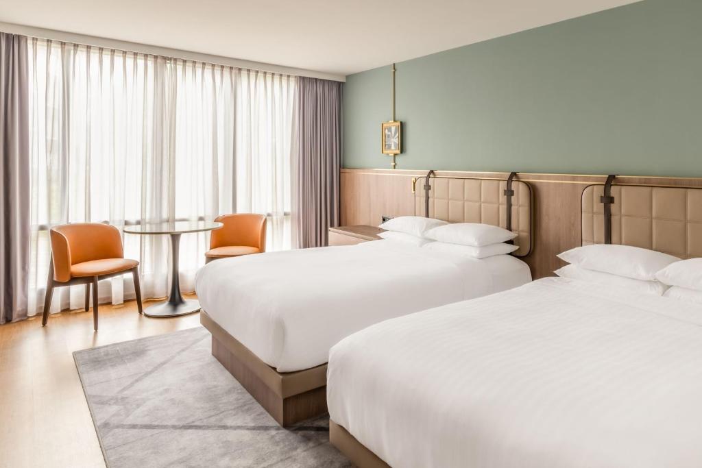 Voodi või voodid majutusasutuse Zurich Marriott Hotel toas