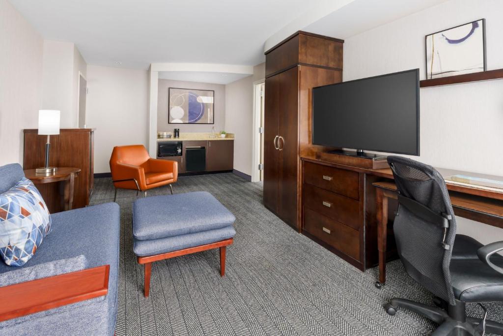 Courtyard Keene Downtown - Suite King De Un Dormitorio Con Sofá Cama