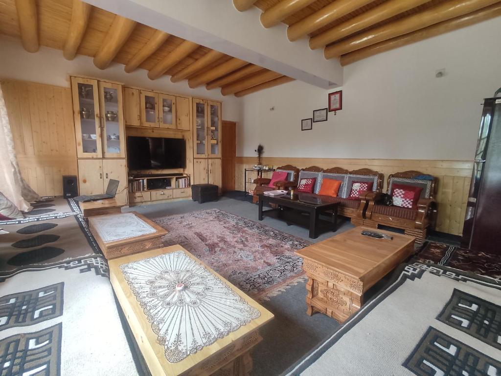 uma grande sala de estar com sofás e uma mesa em Streamlet homestay em Leh
