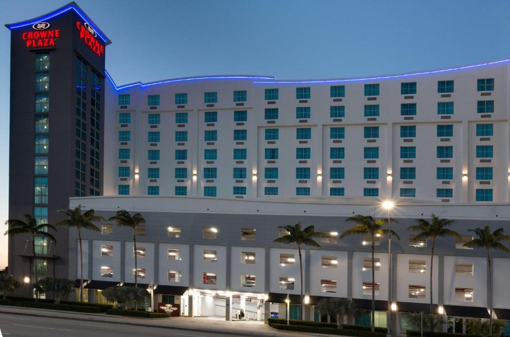 a rendering of the omni hotel at night at Crowne Plaza Hotel & Resorts Fort Lauderdale Airport/ Cruise, an IHG Hotel in Fort Lauderdale