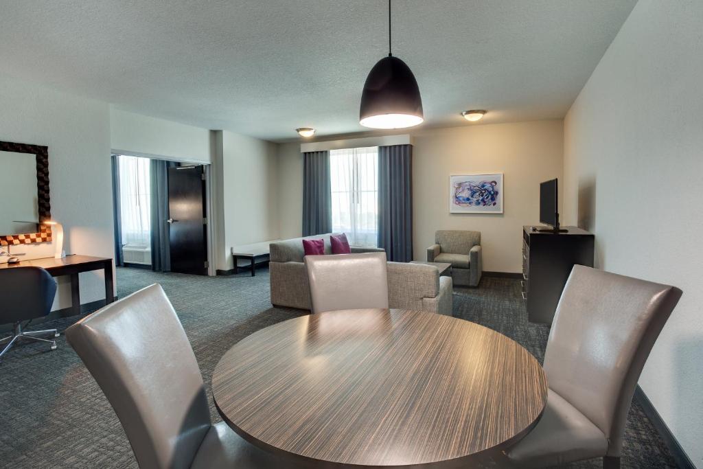 Crowne Plaza Hotel & Resorts Fort Lauderdale Airport/ Cruise, an IHG Hotel - One-Bedroom Suite With Sofa Bed