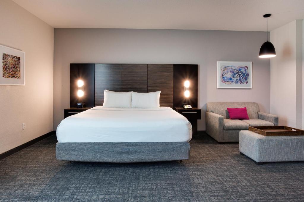 Crowne Plaza Hotel & Resorts Fort Lauderdale Airport/ Cruise, an IHG Hotel - Standard King Room With Mobility Accessible Tub