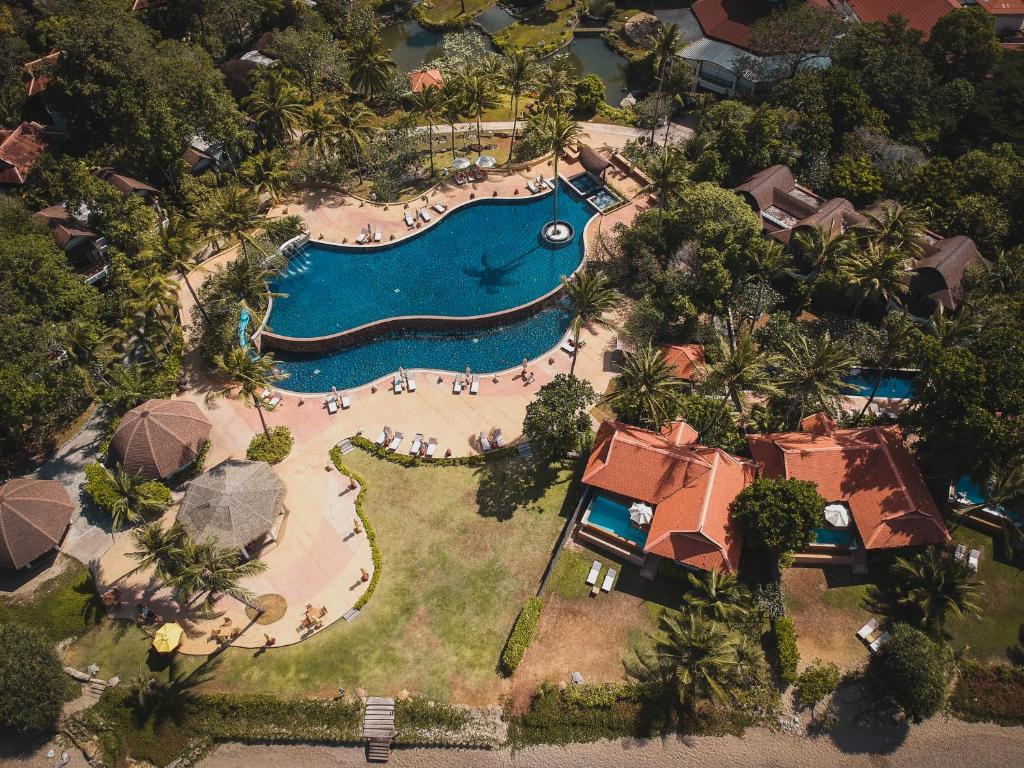 eine Luftaufnahme eines Resorts mit Swimmingpool in der Unterkunft Rawi Warin Resort And Spa - SHA Extra Plus in Ko Lanta