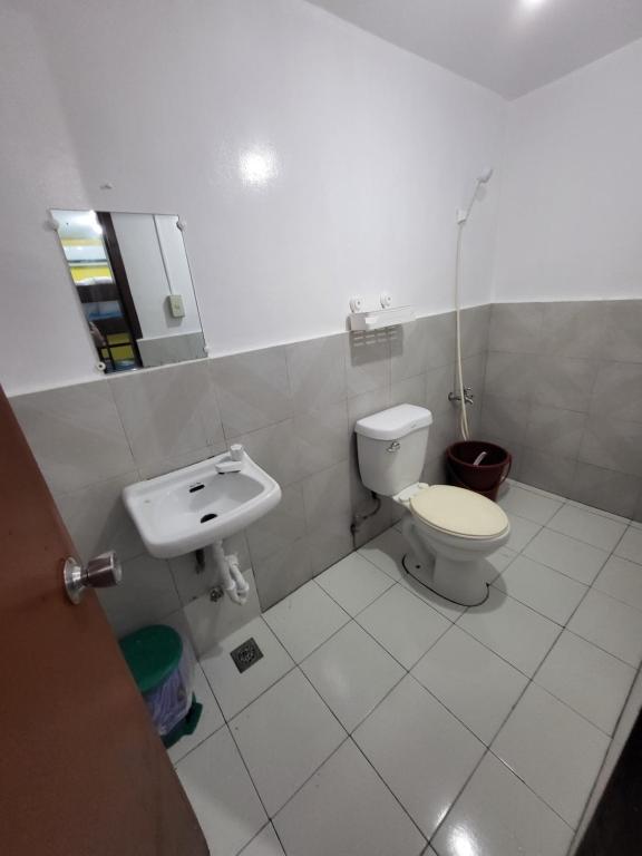 ボラカイにあるウェンディーズ アパーテルのバスルーム(トイレ、洗面台付)