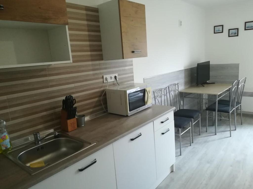 Kuchyňa alebo kuchynka v ubytovaní Kossuth téri - második emeleti - Nopara STUDIO apartman