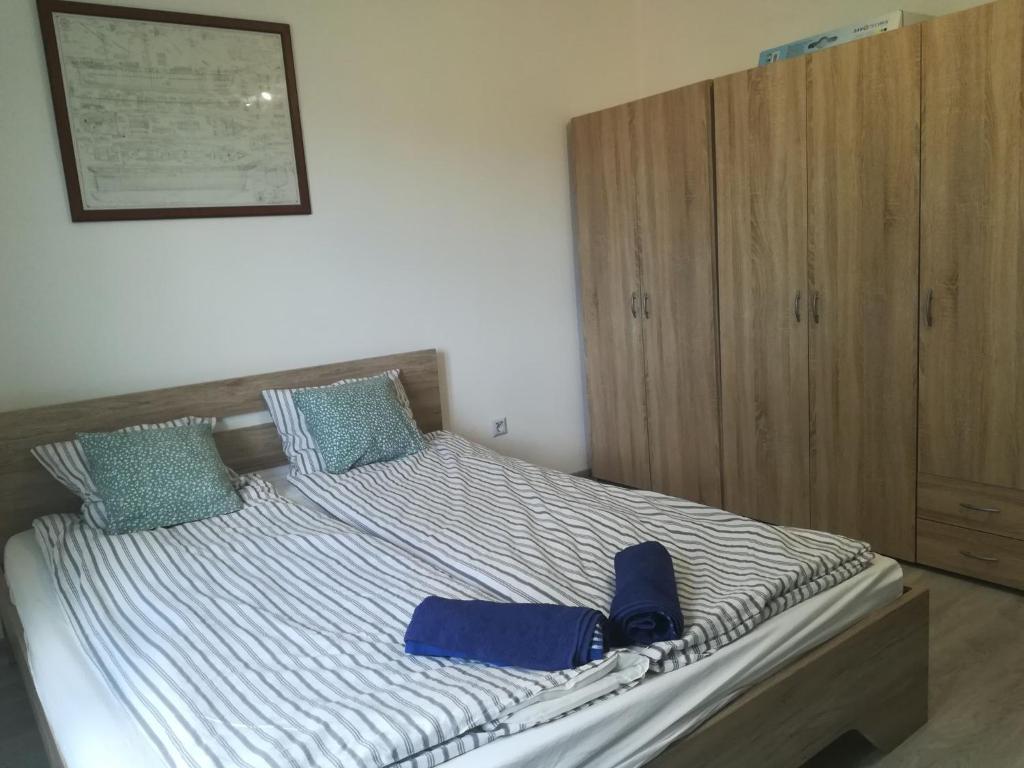 Posteľ alebo postele v izbe v ubytovaní Kossuth téri - második emeleti - Nopara STUDIO apartman