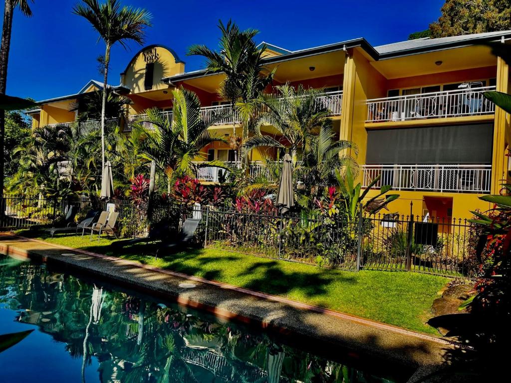 uma casa com uma piscina em frente em The York Beachfront Holiday Apartments em Yorkeys Knob