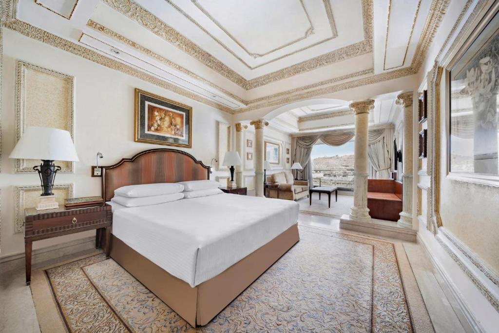 Postel nebo postele na pokoji v ubytování Dar Al Tawhid Intercontinental Makkah by IHG
