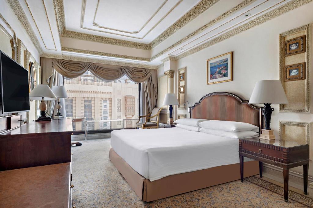 Postel nebo postele na pokoji v ubytování Dar Al Tawhid Intercontinental Makkah by IHG