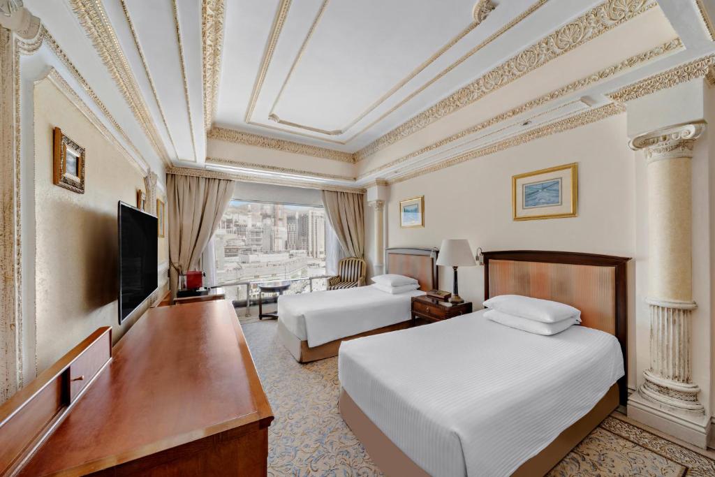 TV a/nebo společenská místnost v ubytování Dar Al Tawhid Intercontinental Makkah by IHG
