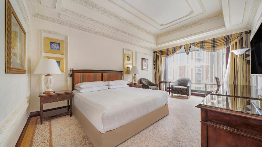 TV a/nebo společenská místnost v ubytování Dar Al Tawhid Intercontinental Makkah by IHG