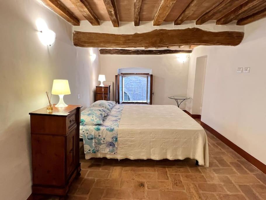 a bedroom with a bed and a table with a lamp at Franciosa Lodge - Cattedrale in Siena