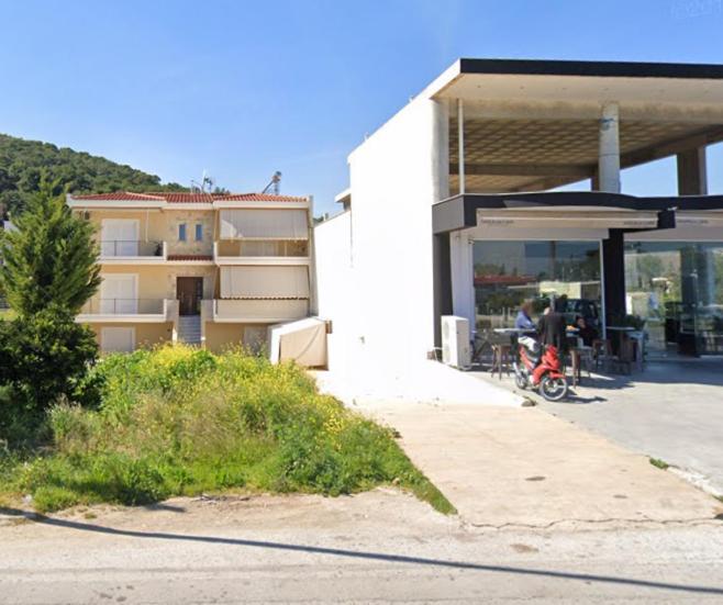 a building with a motorcycle parked in front of it at vaccation appartement in Káto Almirí